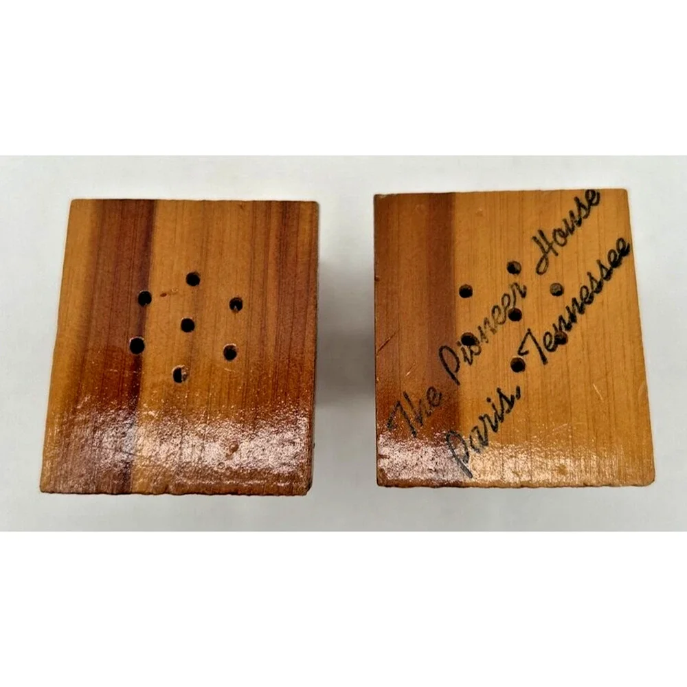 Vintage‎ Retro Salt and Pepper Shakers Ma & Pa Wooden Outhouse U260/49